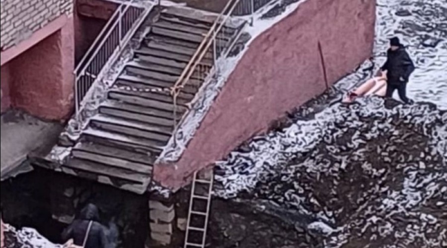 «Как заложники в квартирах»: свердловские коммунальщики перекопали выход из подъезда многоэтажки