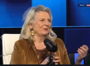 «Назвала нас гиенами». В Австрии запустили процесс лишения экс-главы МИД Карин Кнайсль гражданства
