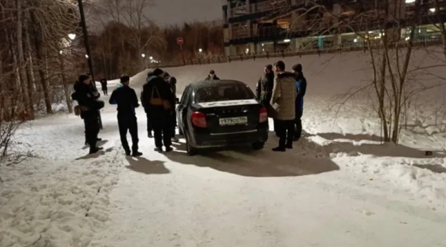 В Екатеринбурге лихач устроил гонки по парку