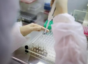 В Китае опровергли сообщения, что волну пневмонии вызвал новый штамм COVID-19