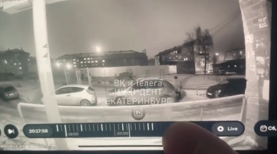 На Эльмаше подростки разбили окно в квартире на первом этаже