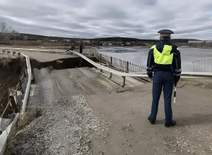 Еще на двух участках дорог в Свердловской области закрыли движение из-за затопления и разрушения мостов