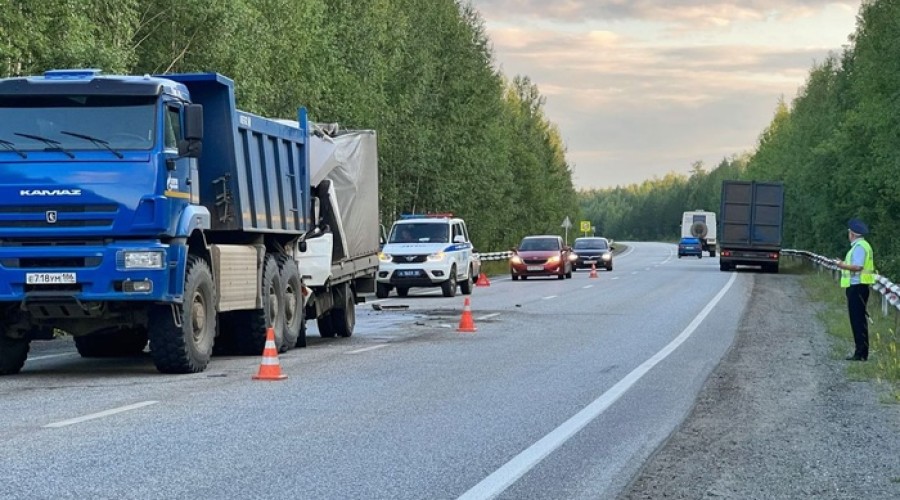 Водитель фургона погиб на Серовском тракте, врезавшись в попутный КамАЗ