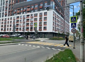 Пешеходный переход по новым технологиям установили на улице Мельникова в Екатеринбурге