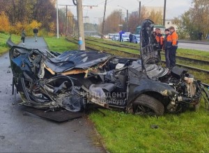 В Екатеринбурге, врезавшись в бетонный столб, погиб водитель Ford Focus