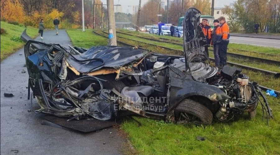 В Екатеринбурге, врезавшись в бетонный столб, погиб водитель Ford Focus