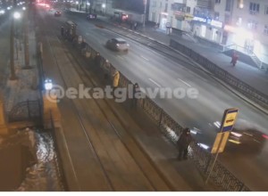 «Влетел в забор». Водитель BMW едва не сбил пешехода в центре Екатеринбурге во время дрифта