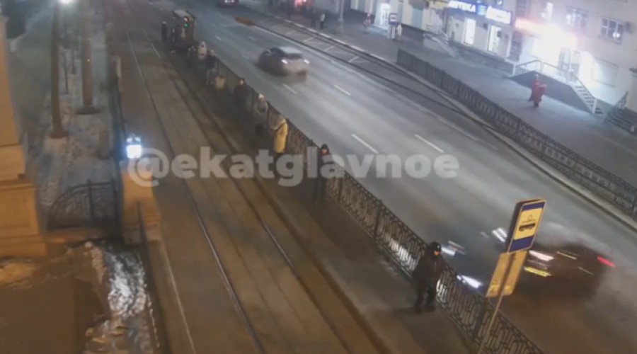 «Влетел в забор». Водитель BMW едва не сбил пешехода в центре Екатеринбурге во время дрифта