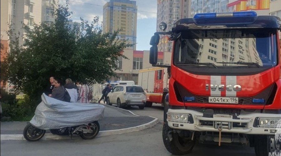 В многоэтажном доме Екатеринбурга произошёл взрыв