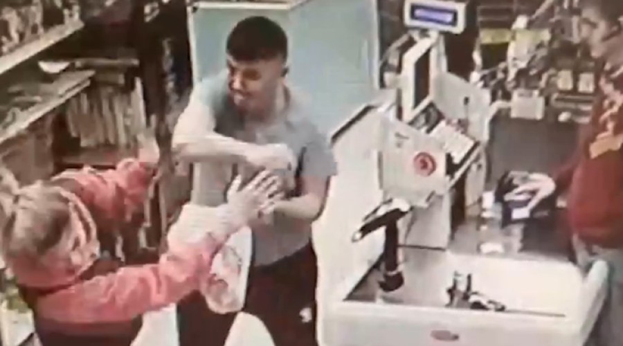 «Я с СВО!»: в супермаркете на Эльмаше мужчина избил девушку около кассы