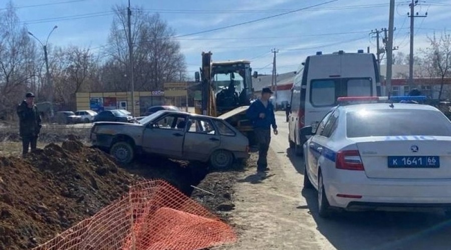 В Екатеринбурге пьяный водитель сбил двоих рабочих. Один из них погиб