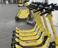 В Каменске-Уральском у девушки прямо на ходу развалился электросамокат