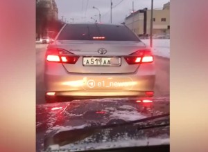 В Екатеринбурге заметили Toyota Camry с блатными и замазанными номерами