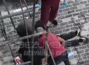В Екатеринбурге асфальтовый каток наехал на рабочего на стройке