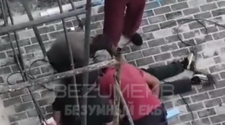 В Екатеринбурге асфальтовый каток наехал на рабочего на стройке