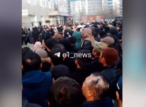 Мигранты испугались депортации и толпой окружили здание в Екатеринбурге