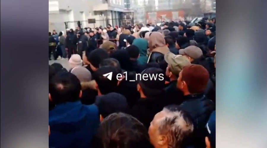 Мигранты испугались депортации и толпой окружили здание в Екатеринбурге
