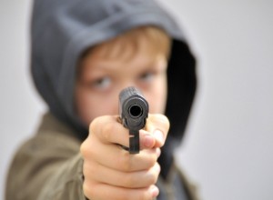 В Екатеринбурге подросток угрожал пистолетом бабушке