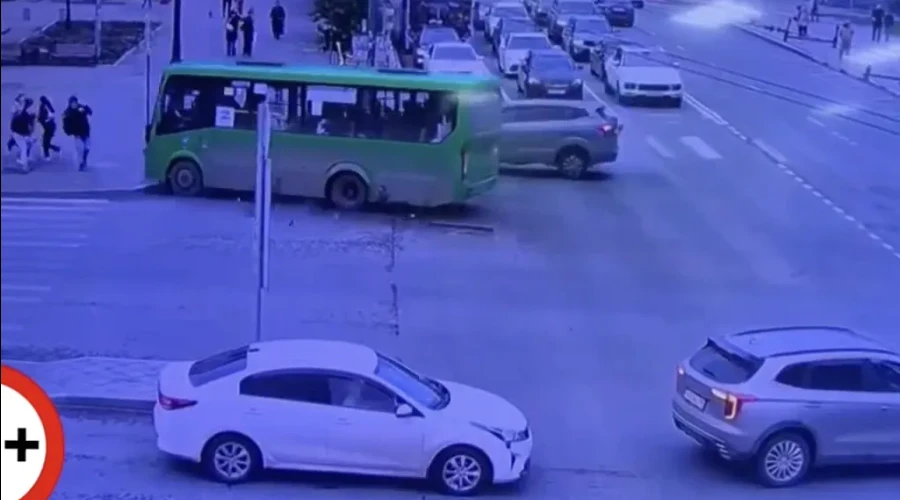 Автобус влетел в толпу пешеходов в Екатеринбурге. Погибли четыре человека