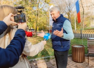 В Екатеринбурге благоустроили аллею и установили современные скамейки