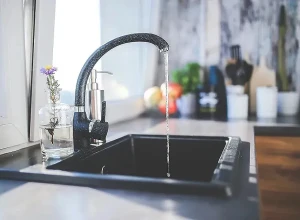 Жителям нескольких районов Екатеринбурга отключили горячую воду