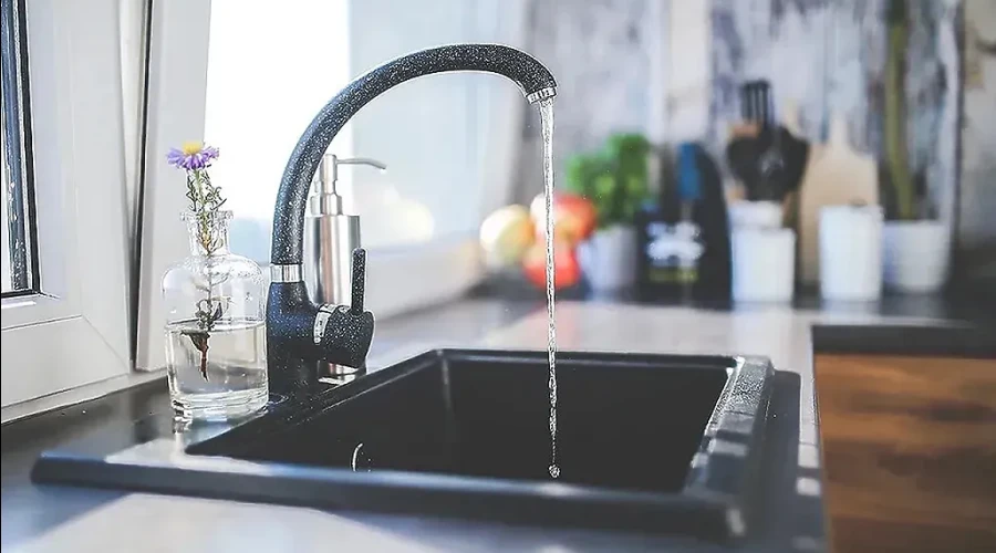 Жителям нескольких районов Екатеринбурга отключили горячую воду