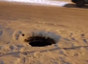 В Екатеринбурге 9-летний школьник провалился в открытый люк