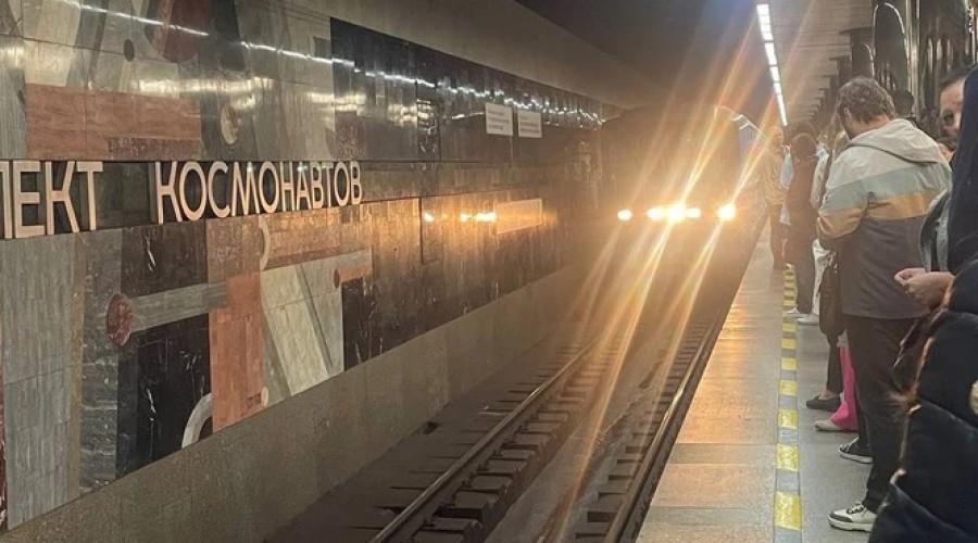 На станции метро «Проспект Космонавтов» пассажирка упала на рельсы