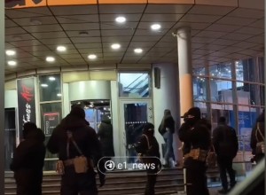 К торговому центру в центре Екатеринбурга съехались десятки силовиков