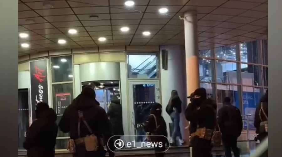 К торговому центру в центре Екатеринбурга съехались десятки силовиков