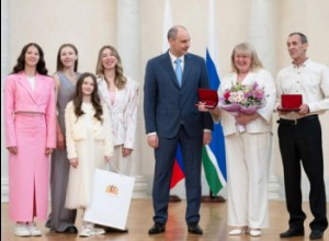 Денис Паслер вручил государственные награды РФ многодетным уральским семьям