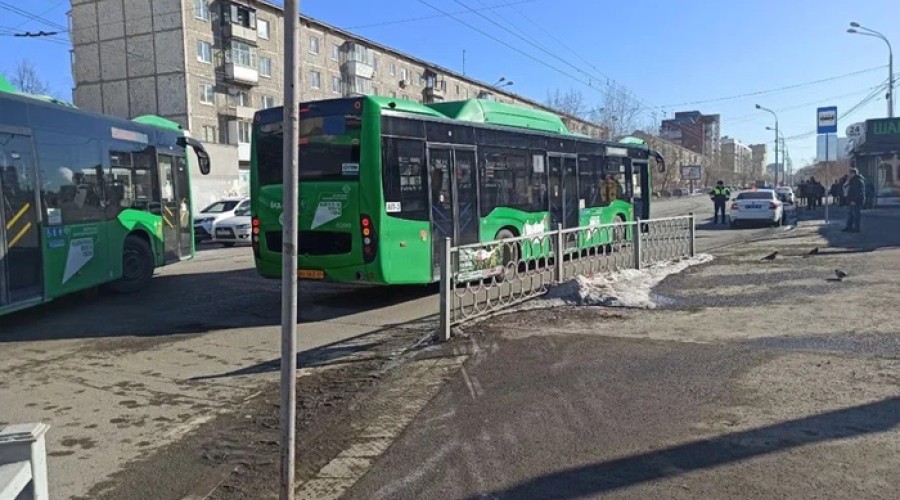 Водитель автобуса «Гортранса», проехав на красный, сбил пешехода в Екатеринбурге