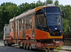 Это нам? В Екатеринбург привезли первый в России пятисекционный трамвай