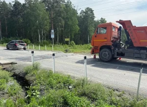 Иномарка с детьми угодила под «КамАЗ» по пути в Сысерть
