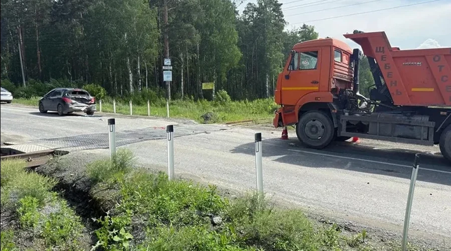Иномарка с детьми угодила под «КамАЗ» по пути в Сысерть