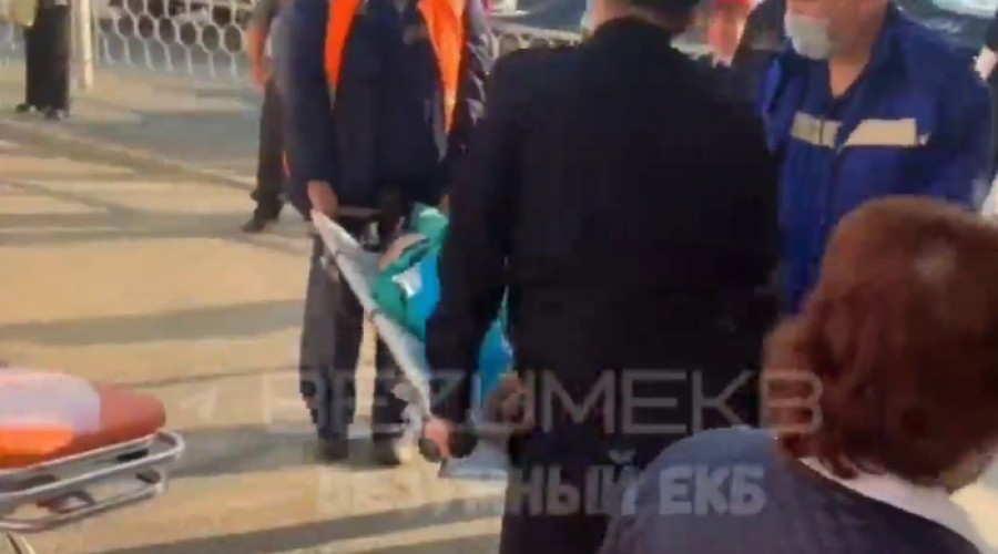 Врачи рассказали о состоянии екатеринбурженки, упавшей на рельсы в метро Екатеринбурга