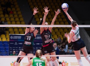 В Нижнем Тагиле стартовала серия 1/2 финала женского чемпионата России по волейболу, в котором «Уралочка-НТМК» встречалась с «Заречье-Одиноцово». 