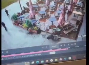 В Екатеринбурге вандал разгромил летнюю веранду ресторана