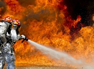 Пострадали 10 человек: в Краснодаре из-за атаки беспилотников загорелся крупный склад Wildberries