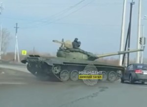 В Нижнем Тагиле танк врезался в легковушку