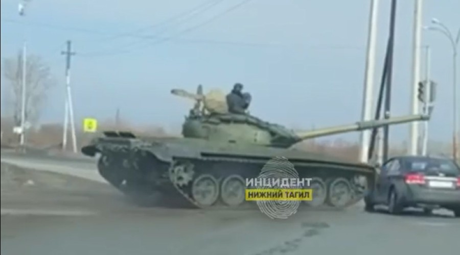 В Нижнем Тагиле танк врезался в легковушку