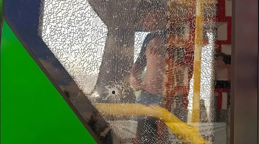 Есть раненые: в Екатеринбурге неизвестные обстреляли автобус