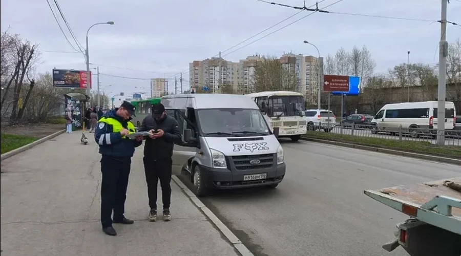 Автобус, которым управлял водитель без прав, остановили в Екатеринбурге