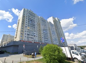 В Екатеринбурге пьяный дебошир выкидывает вещи из окна