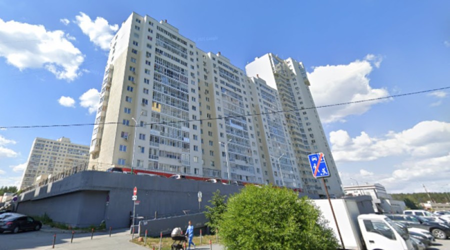 В Екатеринбурге пьяный дебошир выкидывает вещи из окна