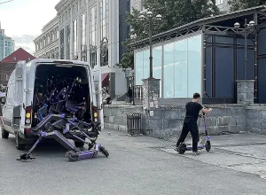 В Екатеринбурге хотят начать штрафовать кикшеринги за оставленные электросамокаты у школ