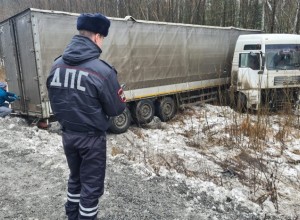 На свердловской трассе водитель грузовика вылетел в кювет и погиб на месте происшествия