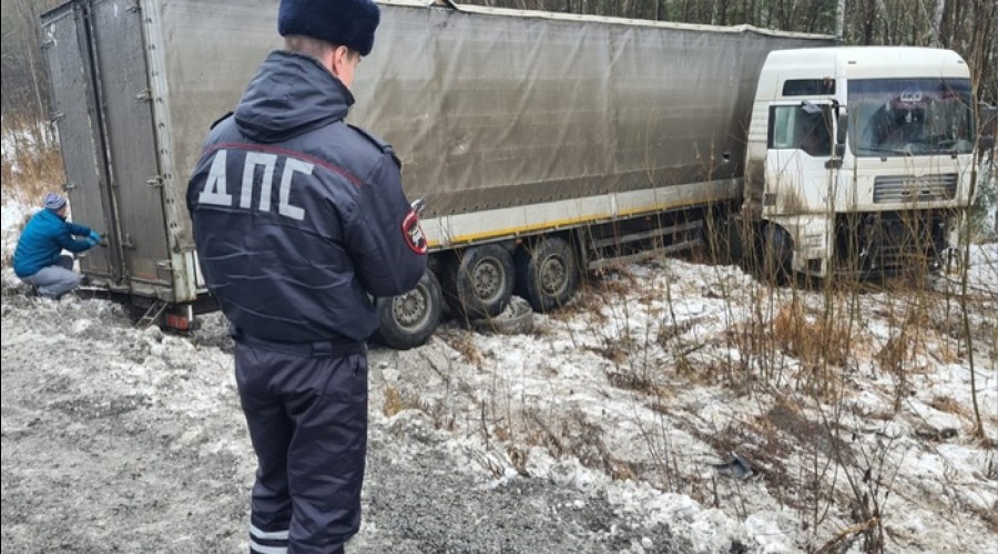 На свердловской трассе водитель грузовика вылетел в кювет и погиб на месте происшествия