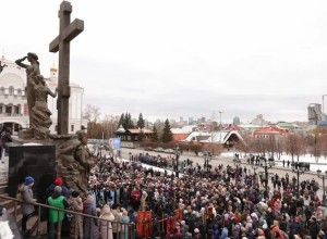 В Екатеринбурге прошел крестный ход с тысячами верующих
