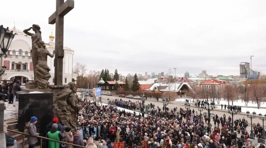 В Екатеринбурге прошел крестный ход с тысячами верующих